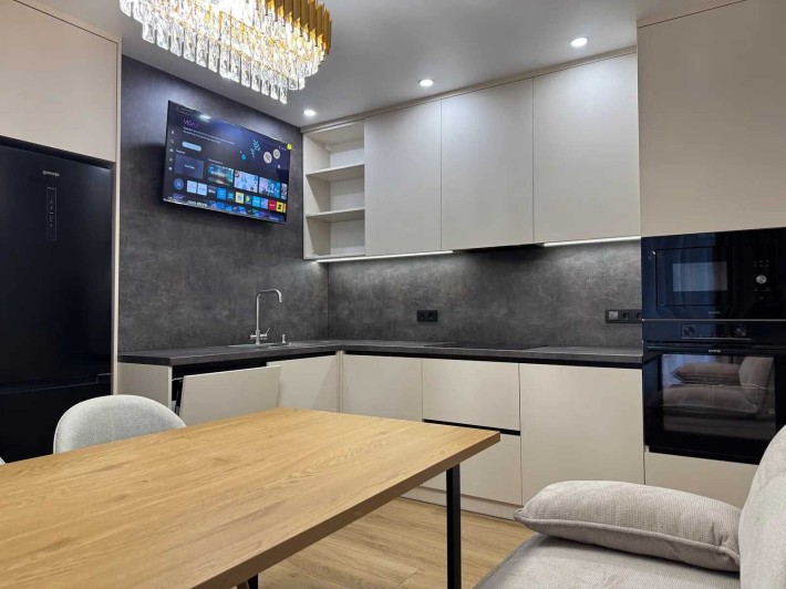 Терміново! Укомплектована двокімнатна поблизу ТРЦ "Veles Mall" - фото 1