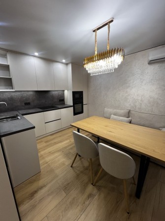 Сучасна 2-кімнатна квартира з дизайнерським ремонтом - фото 1