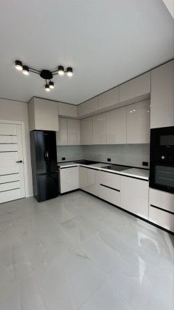 Продаю видову 1к квартиру в новобудові з ремонтом, 10хв до центру - фото 1