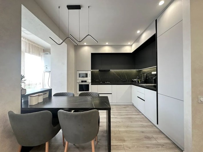 Видова 3-кім. квартира в сучасному ЖК. Постанови - фото 1