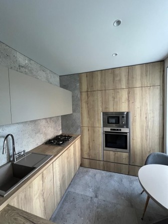 Светлая и уютная 2 ком кв с новым ремонтом в центре города! - фото 1