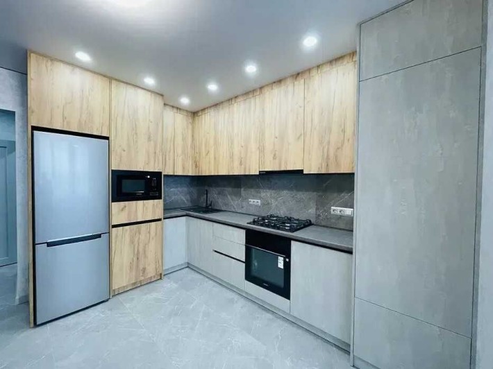 Простора 1-кім квартира з сучасним ремонтом - фото 1