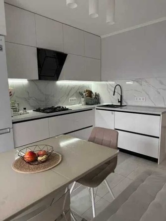 Велика 1-кім з меблями та технікою - фото 1