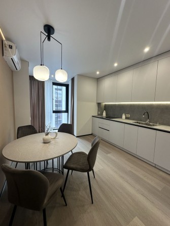 Продається з дизайнерським ремонтом 3-х кімнатна квартира - фото 1