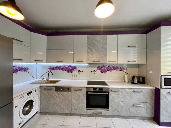 Укомплектована трикімнатна з терасою біля ТЦ "Арсен" Ивано-Франковск