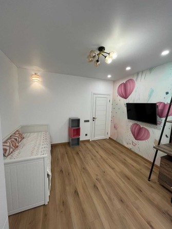 3к в Бучі з дуже гарним і якісним ремонтом. - фото 1