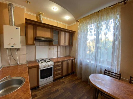 Продаётся двухкомнатная сталинка, по ул. Свято-Георгиевская/ пр. Мира Кривой Рог