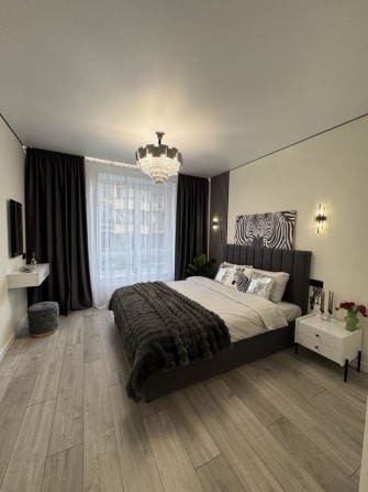 Стильна однокімнатна квартира з дорогим ремонтом в ЧУДОВІЙ ЛОКАЦІЇ - фото 1