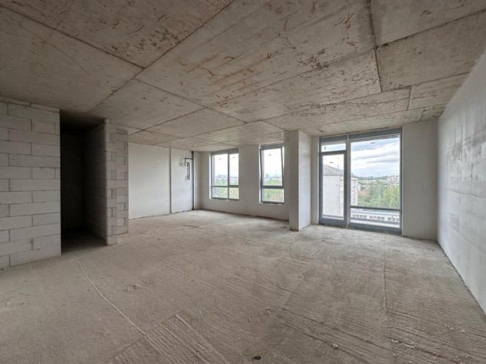 Двокімнатна видова квартира з балконом та виглядом на місто! Центр! - фото 1