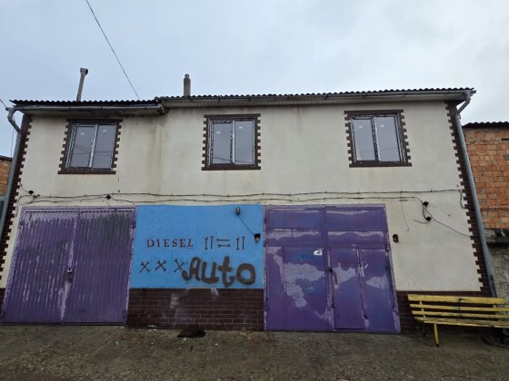 Здається в оренду Гараж-бокс на два авто з ямою, санвузлом і 3ма кімн. Чернівці