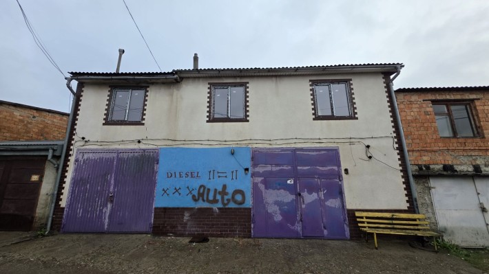 Здається в оренду Гараж-бокс на два авто з ямою, санвузлом і 3ма кімн. - фото 1