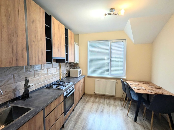 Велика 2к. квартира в новобудові з свіжим ремонтом - фото 1