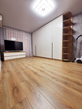 Терміново Продам 1-кім кв у центрі міста з новим ремонтом. - фото 1