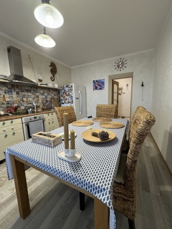 ТЕРМІНОВИЙ ПРОДАЖ великої  2-к квартири в центрі міста Буча З РЕМОНТОМ - фото 1