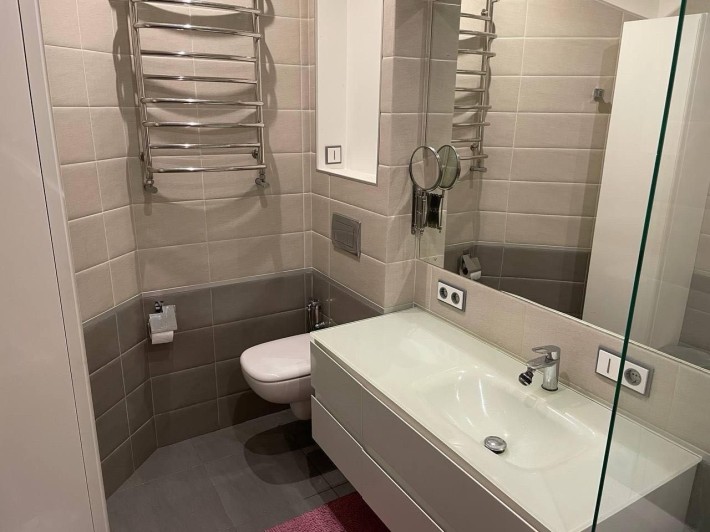 Велика однокімнатна квартира з ремонтом 45м2 у Центрі Бучі! Газ - фото 1