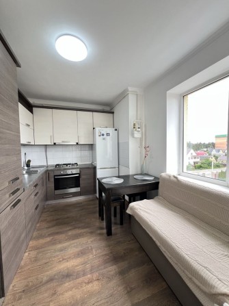 Світла та простора з мінімальним оформленням. - фото 1