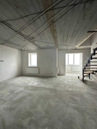 Продам двохрівневу квартиру з чорновим ремонтом в новобудові - фото 1