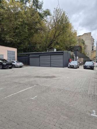 Нічна парковка в центрі - фото 1