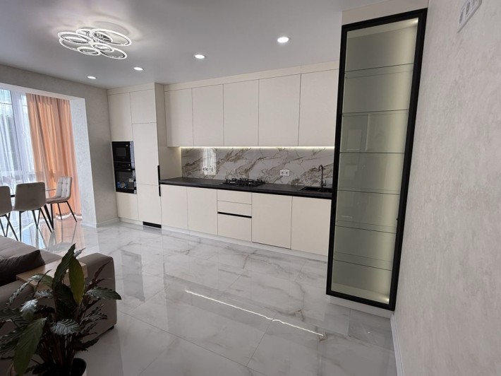 Власник. .	Елітна квартира з повною комплектацією та газовим опаленням - фото 1