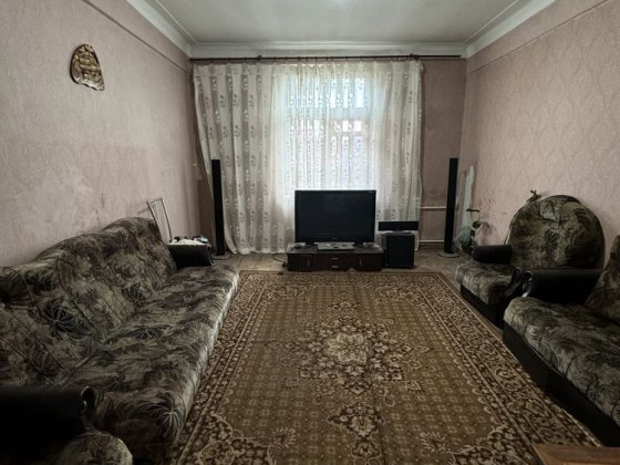 Продам Трехкомнатную Сталинку на 1участке -Червоная. Кривой Рог