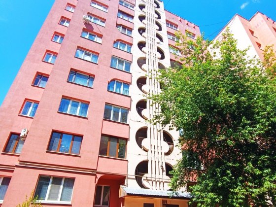 Простора 3-кімнатна в утепленому будинку, 2 поверх, серединка Рівне