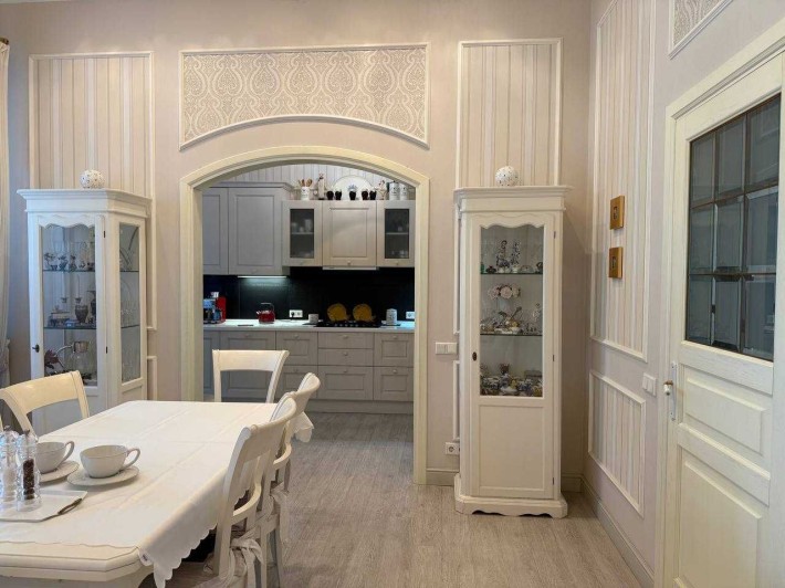 Продаж вишуканої 3-кімнатної квартири з терасою в центрі міста - фото 1