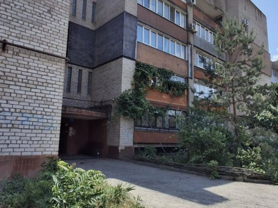 Продам 2 к. кольцо Косиора, пл. Домностроителей 2А, 3/5 эт., 47/30/6 Кривой Рог