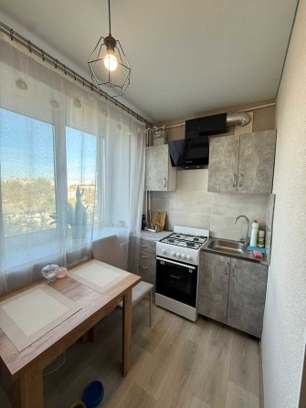 Продам 1к квартиру в ЦЕНТРІ міста з ремонтом, цегла - фото 1