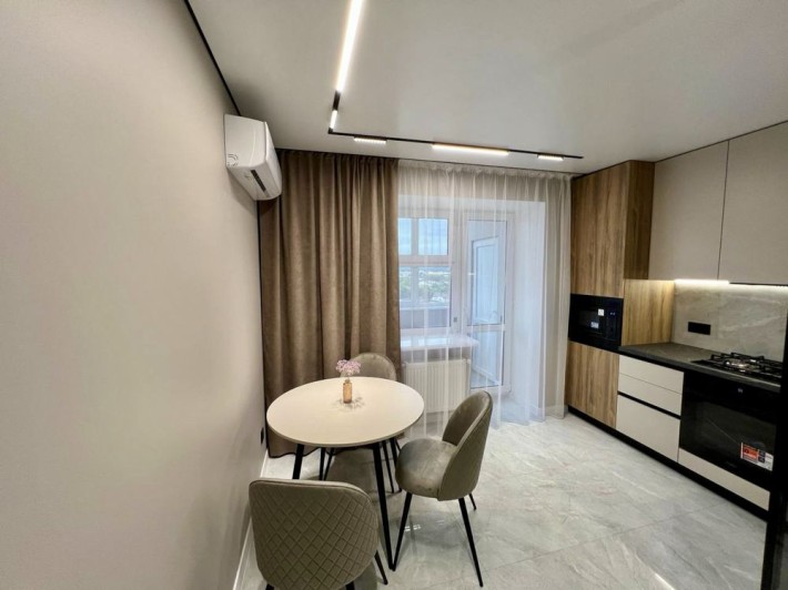 Квартира в новому будинку з ремонтом, меблями та побутовою технікою - фото 1