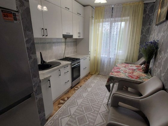 4  кімнатна  квартира  з  ремонтом,   Хороша !!!