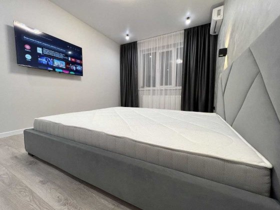 1-кімнатна ( на Щасливому ) Середній 5 поверх. Нова. Ключі в АН. Рівне