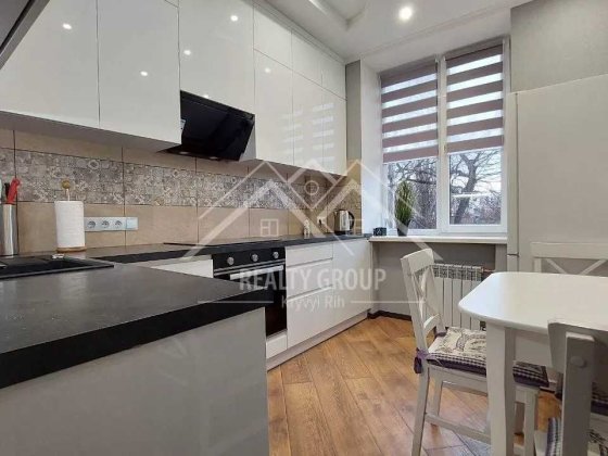 Продаж гарної 3к "сталінки" з ремонтом у центрі поряд із пл.Визволення Кривой Рог