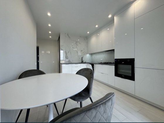 1-кімнатна в ЖК ( на Щасливому ) Середній поверх. Є Гардеробна Рівне