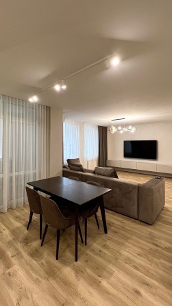 Сучасна та стильна 3к квартира з дизайнерським ремонтом - фото 1