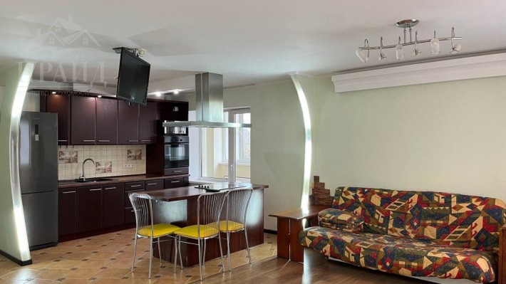 Простора 3кмн квартира на Заливній - фото 1