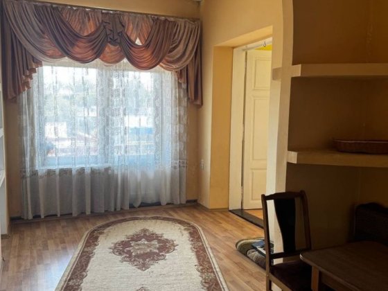 Продається 2 кімнатна центр р-н Соборної Черновцы