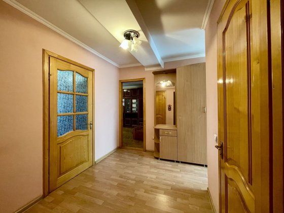 Продаж квартири гарного планування по вулиці , Комарова Черновцы