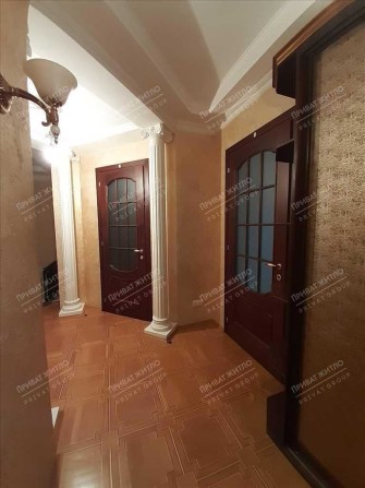 Центр. Трикімнатна сталінка з індивідуальним опаленням. - фото 1