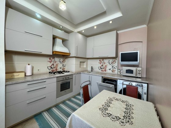 Продам три-кімнатну утеплену квартиру з ремонтом. Вул. А.Мельника Рівне