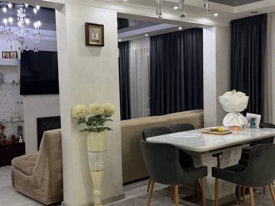 Продаж 4-кімнатної квартири на проспекті Незалежності, р-н “Спорттовар Черновцы