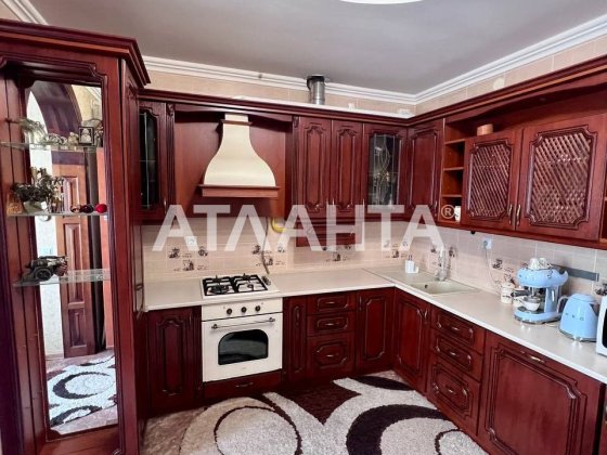 Продається розкішна 3-х кімнатна квартира в тихому районі Черновцы