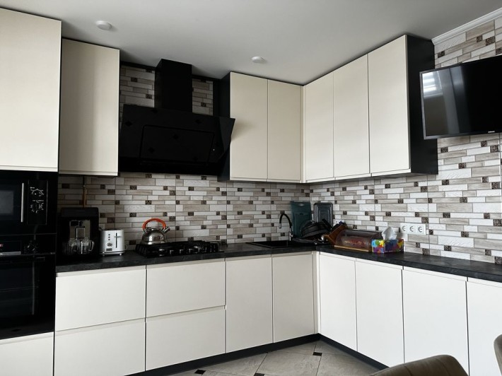 2-кімнатна квартира 72 кв.м + тех. поверх 63кв.м+підвал - фото 1