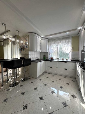 Продам 2х кімнатну з автономкою в центрі міста. - фото 1