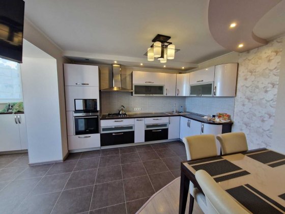 Продаєтся простора 3-х кімнатна квартира в Центі міста Черкаси