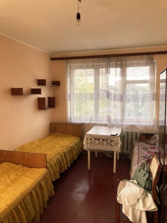 Продам 1/2 трикімнатної квартири , ціна договірна - фото 1