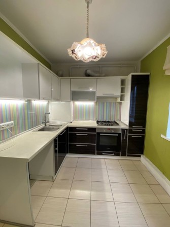 Квартира з індивідуальним опаленням, в 10 хвилинах від ТРЦ Голівуд. - фото 1