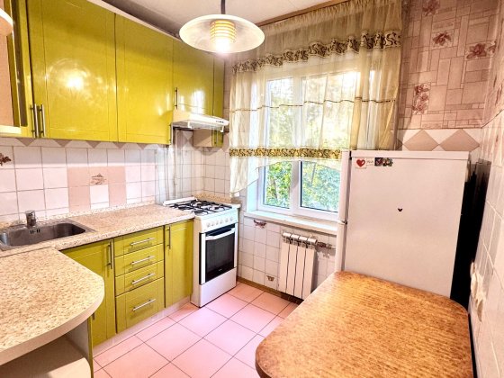 2-х кімнатна.ГАЗ. 3-тій поверх.метро Академмістечко пішки.Без комісії. Київ