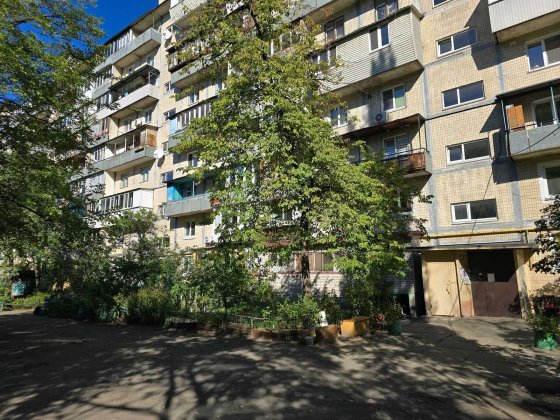 Продаж 3-кім. квартири вул. Ореста Левицького 6, Деснянський район Киев