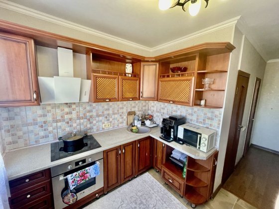 Сержа Лифаря 15 (Сабурова) поруч ТЦ Район Торг! Киев