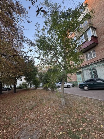 Дешева квартира в цегляному будинку з окремим виходом та цікавим дизай - фото 1
